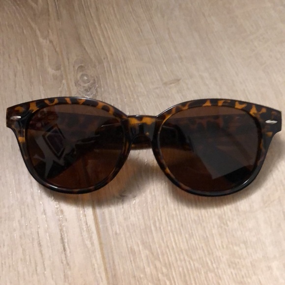 Sunglasses - Picture 2 of 5